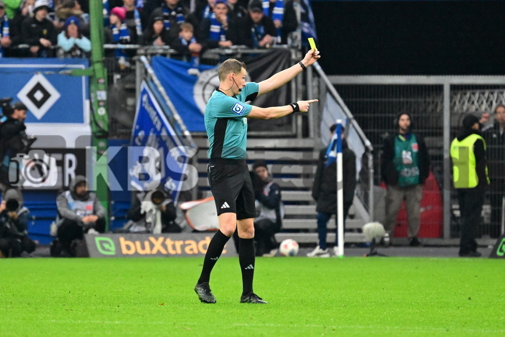 KBS Picture_HSV-Wolfsburg_056 | Petersen Martin Schiedsrichter zeigt der HSV Bank die Gelbe Karte ,Sportplatz :  Volksparkstadion, - Realisiert mit Pictrs.com