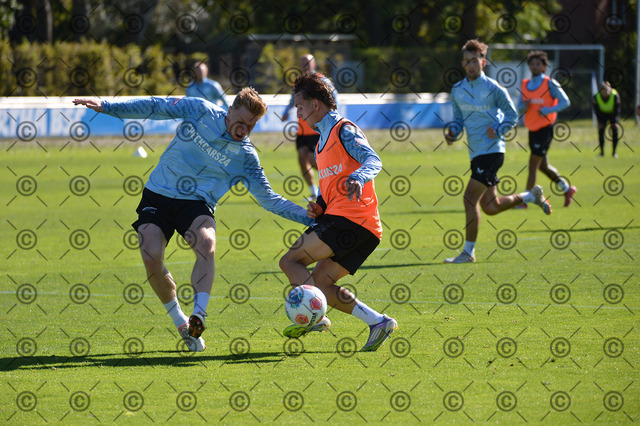 RGE_5980b | Fußball, Hertha BSC, 2.Bundesliga, Saison2025/26, Herren, Training,  im Bild von li. Julian Eitschberger ( Hertha BSC ),  Michal Karbownik ( Hertha BSC ),  Foto: Ralf Gebhardt                    - Realisiert mit Pictrs.com