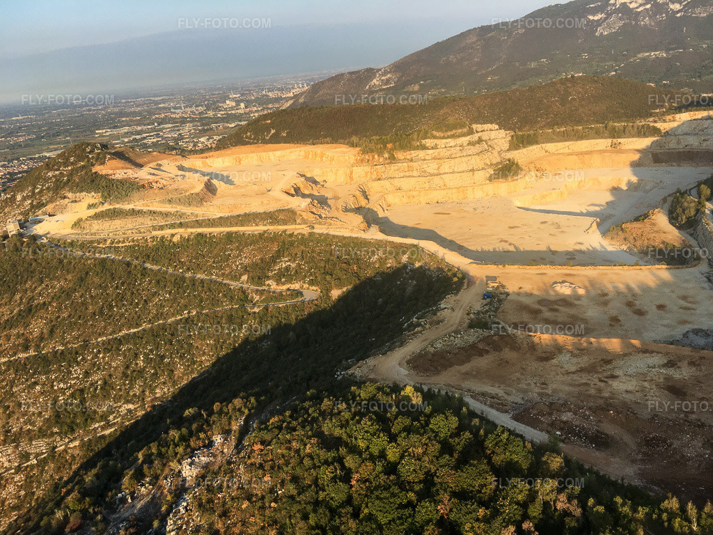 Aerial view: Cava Italcementi limestone quarry in Mazzano in the state Brescia, Italy. – Photo: IMG-135030.jpg taken on 09/23/2022 by Werner Riehm/FLY-FOTO.com – Resolution of the original: 4032 x 3024 px – Heidelberg MaterialsHeidelberg Materials