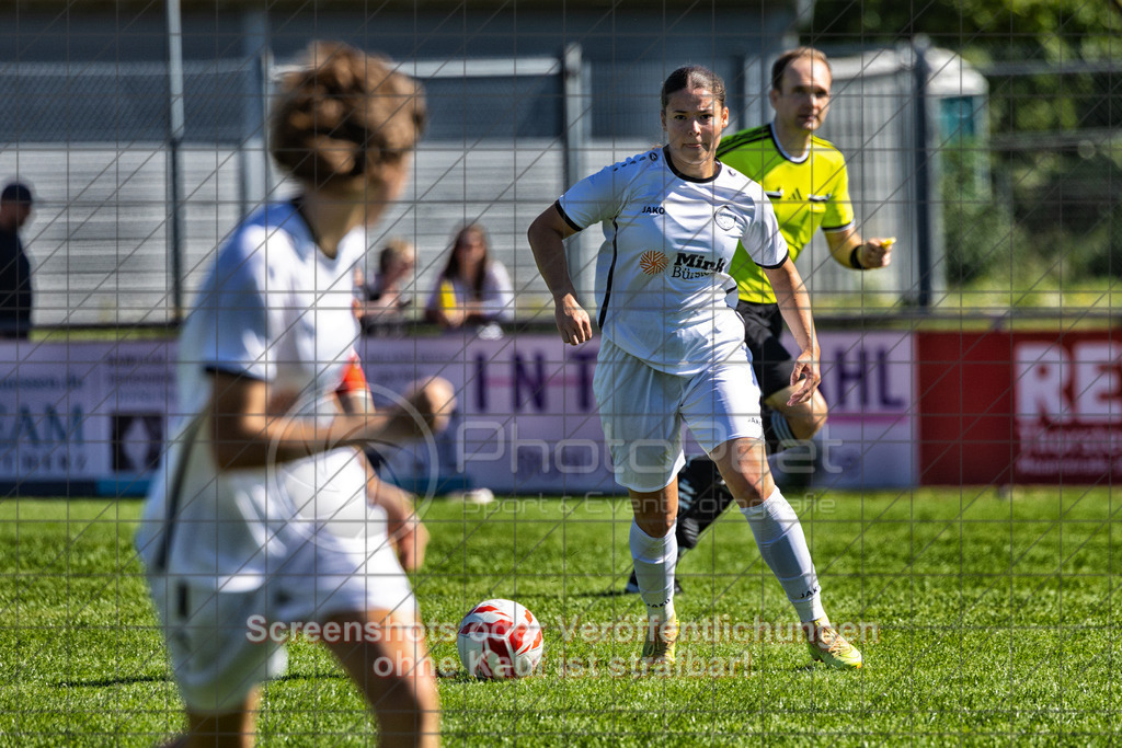 20260906_114259_0004-Bearbeitet_(c)_by_PhotoPeet | #,1.FC Donzdorf (weiß) vs. 1.FC Heidenheim 1846 (rot), Fußball, Frauen-Verbandspokal Gruppe 2, 2. Runde, Saison 2026/2027, Rasenplatz Lautertal Stadion, Süßener Straße 16, 73072 Donzdorf, 06.09.2026 - 11:00 Uhr,Foto: PhotoPeet / Sport- &amp; Eventfotografie / Peter Harich