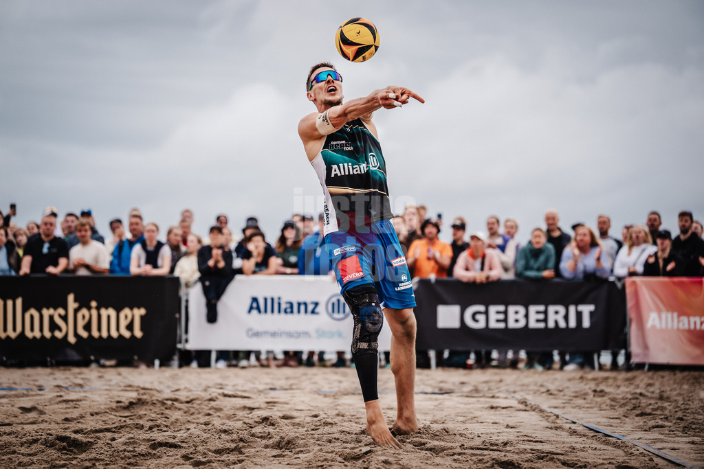 Beachvolleyball | Männer | Deutsche Meisterschaften 2025 Timmendorfer Strand | 05.09.2025 | David Poniewaz spielt den Ball