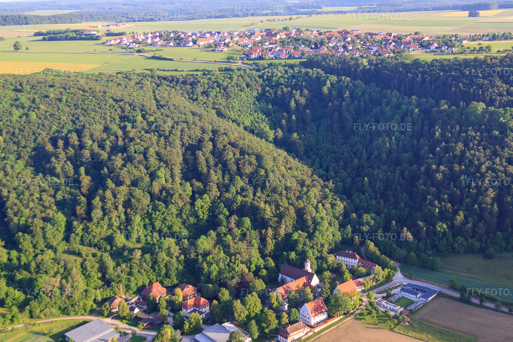 Luftbild: Internat Stiftung Urspringschule an der Urspringquelle im Ortsteil Urspring in Schelklingen im Bundesland Baden-Württemberg in Deutschland.Foto: IMG_67119.jpg vom 08.06.2014 durch Werner Riehm/FLY-FOTO.deInternat und Ganztagsschule | Stiftung UrspringschuleWWW.TOURISMUS.ALB-DONAU-KREIS.DE