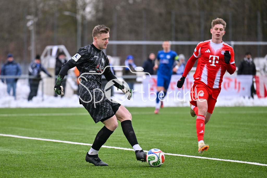 FC Bayern Amateure - SGV Freiberg Fussball | MUNICH, GERMANY - 29. JANUARY: im Duell Benedikt Paul GRAWE (SGV Freiberg 1) und Anton HEINZ (FC Bayern München II 9) während dem Testspiel zwischen den Amateuren des FC Bayern und dem SGV Freiberg Fussball am FC Bayern Campus