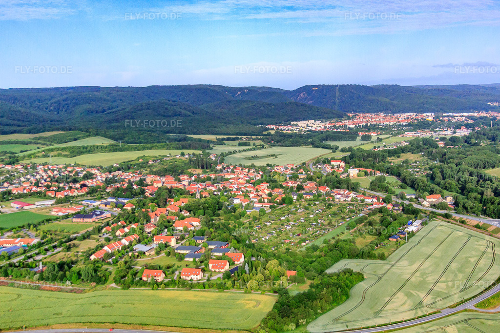 Luftbild: Ortsansicht von Nordosten mit Kleingärten am Osterberg im Ortsteil Neinstedt in Thale im Bundesland Sachsen-Anhalt in Deutschland. Foto: IMG_58313.jpg vom 30.06.2013 durch Werner Riehm/FLY-FOTO.deAuflösung des Originals: 4752 x 3168 px