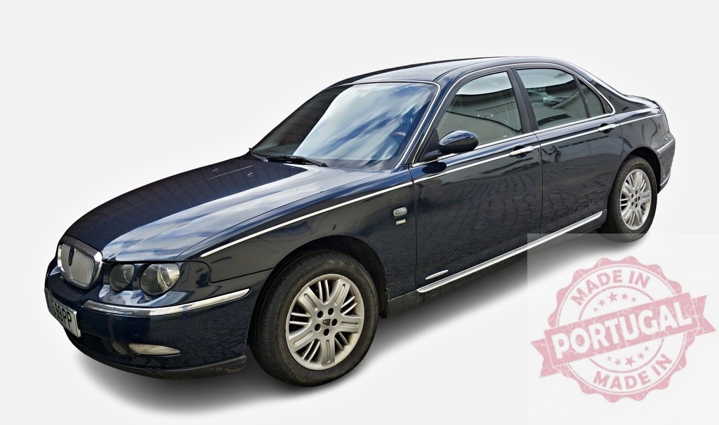 Rover 75 parked and reflecting surrounding environment | Dark blue Rover 75 parked on a white background, reflecting surrounding environment - Realisiert mit Pictrs.com