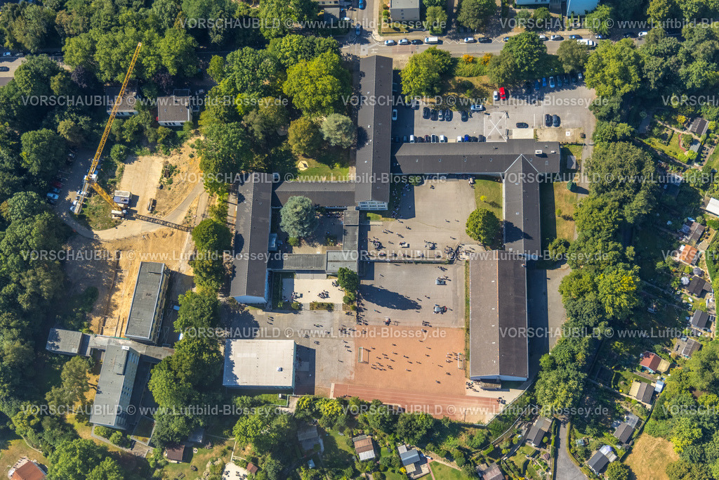 Essen220807056 | Luftbild, Schüler auf dem Schulhof der Elsa-Brändström-Realschule, Baustelle an der Bergerhauser Straße, Bergerhausen, Essen, Ruhrgebiet, Nordrhein-Westfalen, Deutschland