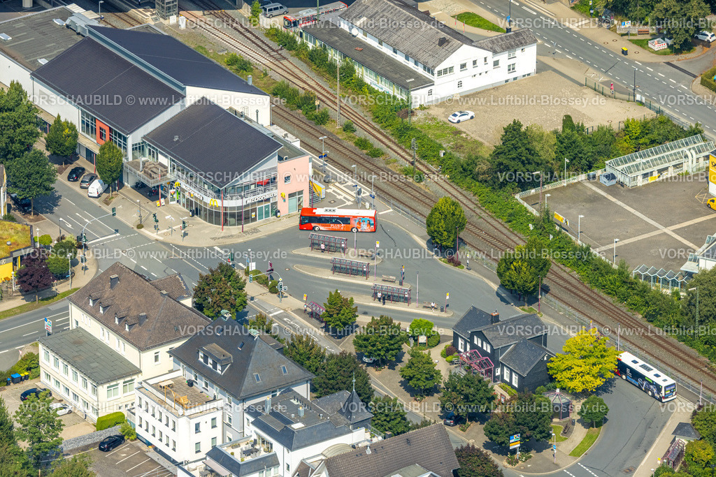 Meschede250807331 | Luftbild, McDonald's und Tourist-Information am Busbahnhof Le-Puy-Straße, Meschede-Stadt, Meschede, Sauerland, Nordrhein-Westfalen, Deutschland