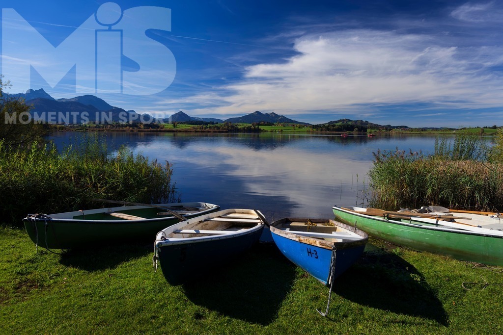 2.Liga-1860-HEIM.jpg | 17.10.2022, Herbst am Hopfensee im Allgäu (Bayern) bei Füssen. Ruderboote am Ufer. - Realisiert mit Pictrs.com