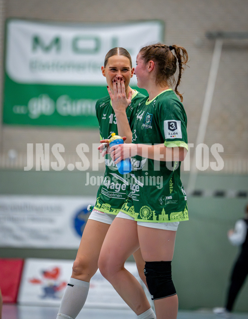 Handball I Frauen I Saison 2025-2026 I 3. Liga Staffel Nord I 10. Spieltag I SC SFN Vechta - HSG Blomberg-Lippe II I 0511 | Nele Wessels (13, SC SFN Vechta) und Maya Janßen (44, SC SFN Vechta) - Realisiert mit Pictrs.com