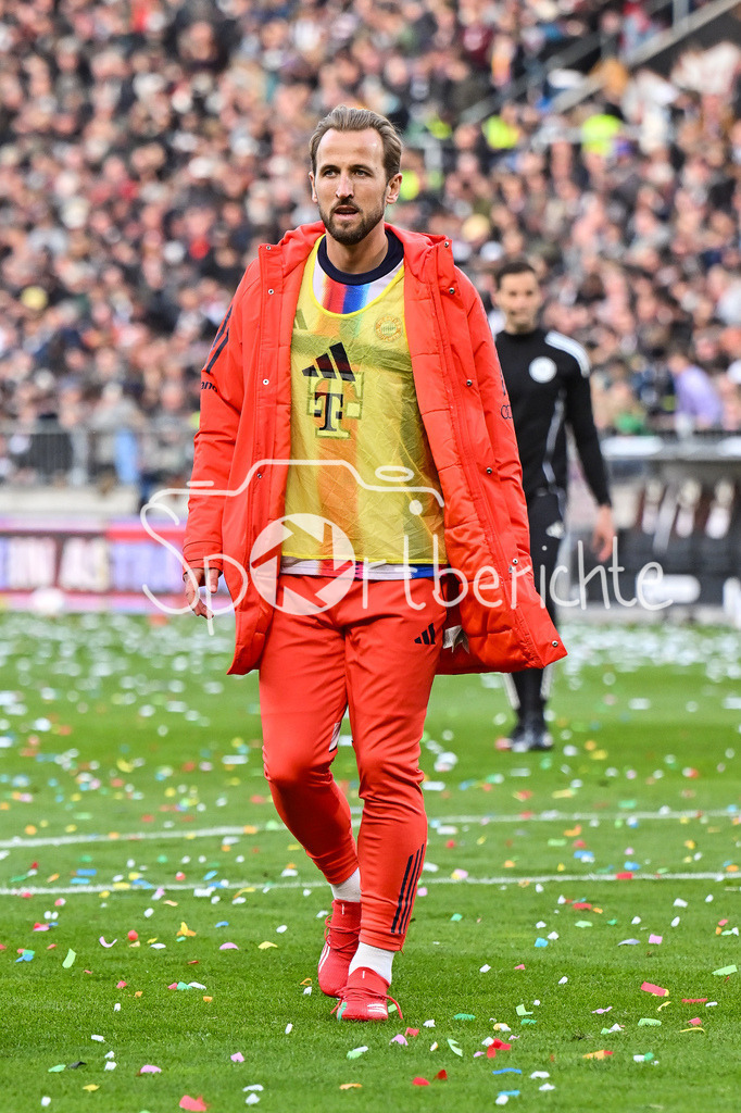 FC St. Pauli - FC Bayern München | ST. PAULI, DEUTSCHLAND - 11. APRIL: im Bild Harry KANE (FC Bayern Munich 9) zur Halbzeit auf dem Weg in die Kabine / Einzelfoto / Freisteller während dem Bundesligamatch zwischen dem FC St. Pauli und dem FC Bayern München am 29. Spieltag im Millerntor Stadion / DFL REGULATIONS PROHIBIT ANY USE OF PHOTOGRAPHS AS IMAGE SEQUENCES AND/OR QUASI-VIDEO