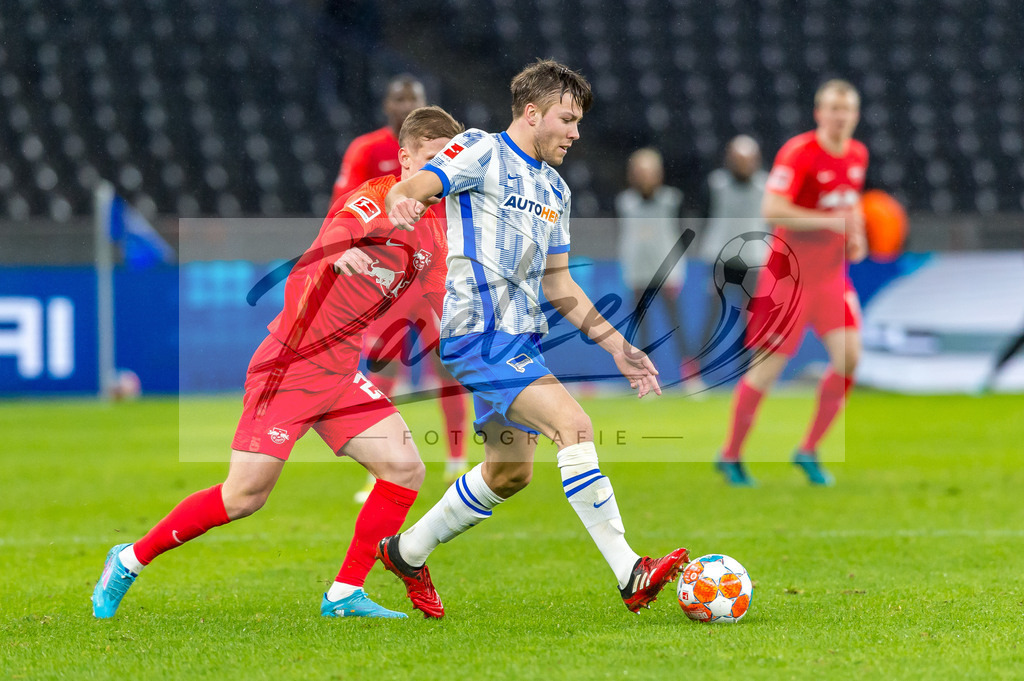 BSCRBL20220220_075 | Fussball, Herren: Dani Olmo (RB Leipzig) und Fredrik Andre Bjoerkan (Hertha BSC) im Zweikampf bei dem Spiel der 1. Bundesliga zwischen Hertha BSC und RB Leipzig im Olypiastadion am 20.02.2022 in Berlin, Deutschland.DFB / DFL REGULATIONS PROHIBIT ANY USE OF PHOTOGRAPHS AS IMAGE SEQUENCES AND/OR QUASI-VIDEO. - Realisiert mit Pictrs.com