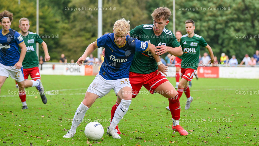 MTSV Hohenwestedt vs Holstein Kiel II | Niklas Neitzke (MTSV #28) vs Luca Prasse (Holstein #34) / Fußball-Oberliga Männer 2025/2026 / MTSV Hohenwestedt vs Holstein Kiel II / Sportplatz Wilhelmhöh / Hohenwestedt / 20.09.25 - Realisiert mit Pictrs.com