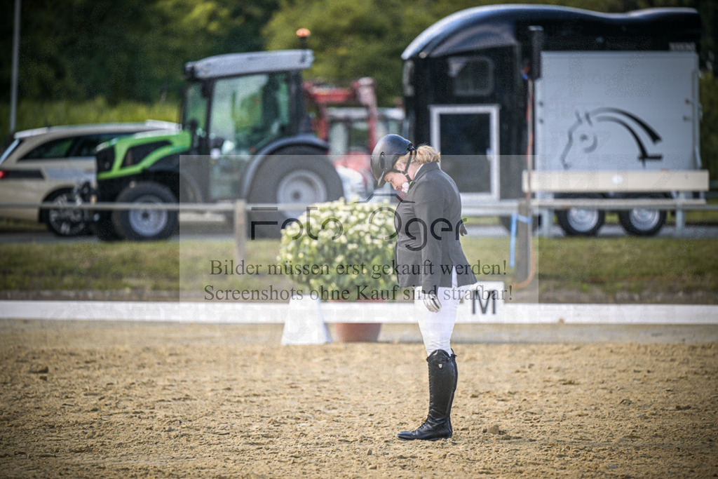 DOS_0842 | Entdecke hochwertige Reitturnierfotos von Foto Oger. Professionell, emotional und authentisch – jetzt Lieblingsmomente im Shop bestellen.Deutschlandweite Turnierfotografie. - Realisiert mit Pictrs.com