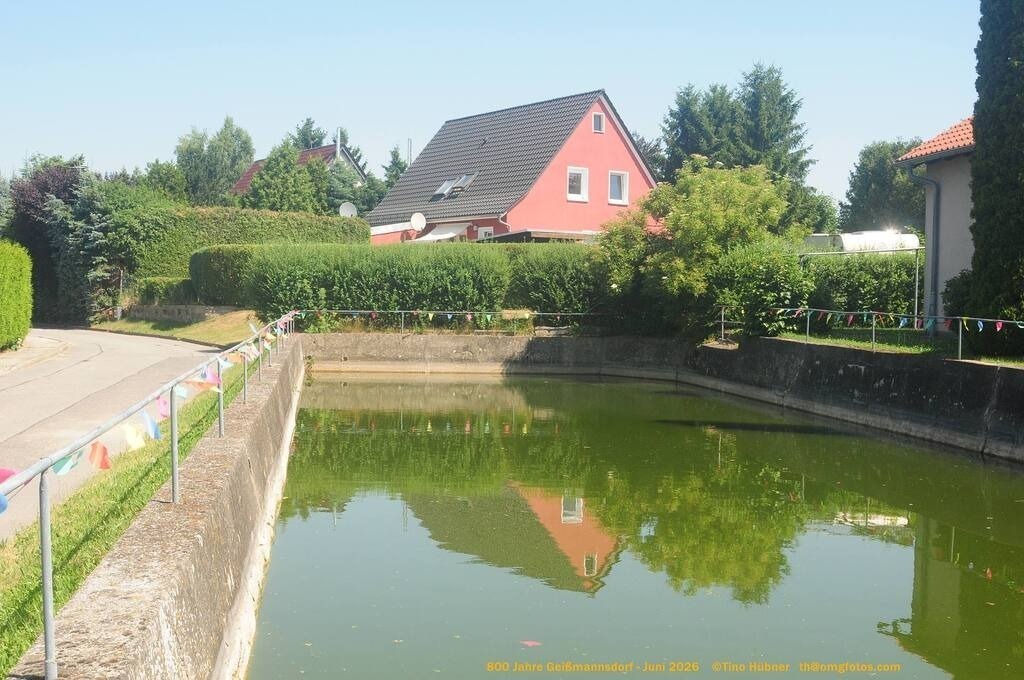 Geißmannsdorf-2026-Ortsbilder-106 | Geißmannsdorf bei Bischofswerda im Sommer 2026. Ein fotografischer Streifzug durch das Dorf Geißmannsdorf, mit Gebäuden, Straßen, Strohpuppen und geschmückten Vorgärten und Grundstücken anlässlich der 800-Jahr-Feier von Geißmannsdorf im Juni 2026 - Realisiert mit Pictrs.com