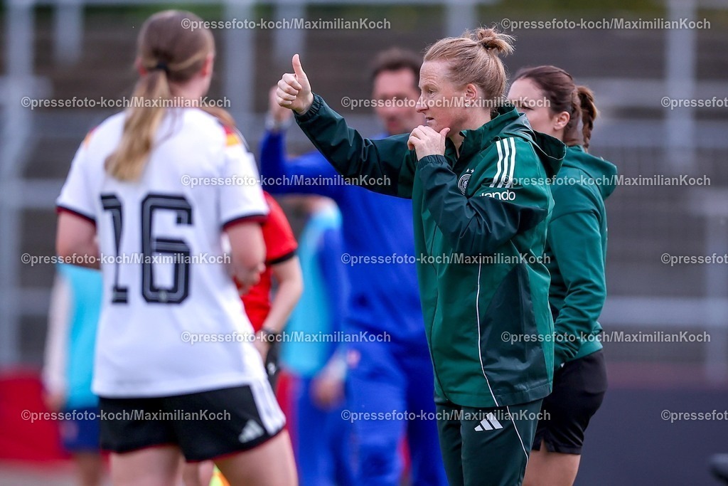 DFB16042601057 | 16.04.2026, Essen, Fußball, UEFA Womens UNDER 19 Championship qualification, Germany - France, Stadion Uhlenkrug, Saison 2025 / 2026: Cheftrainer Melanie Behringer (Trainerin Deutschland U19 #hc) neben Jonna Maj Wrede (Deutschland U19 #16) gestikulierend am Spielfeldrand   DFB regulations prohibit any use of photographs as image sequences and or quasi-video.