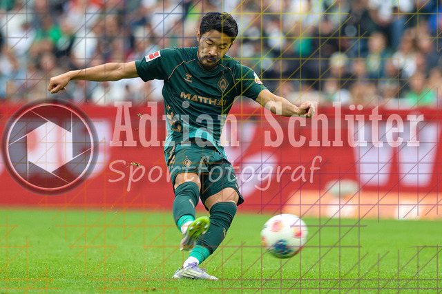 Borussia Mönchengladbach vs SV Werder Bremen - Bundesliga  | Mönchengladbach, Deutschland, 14.09.25:   Yukinari Sugawara (SV Werder Bremen) in Aktion am Ball, Einzelaktion waehrend des Spiels der Bundesliga zwischen Borussia Mönchengladbach vs SV Werder Bremen im Stadion im Borussia Park(Foto von Brauer-Fotoagentur / Adrian Schlueter)