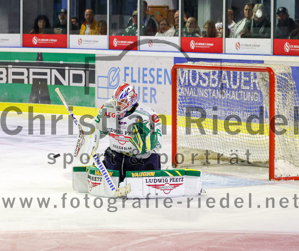 2025-09-21_098_TSV_Erding_gegen_Hoechstadter_Alligators | Erding, Deutschland, 21.09.2025:Eishockey, Oberliga Süd 2025 / 2026, 2. Spieltag, TSV Erding gegen Höchstadter Alligators, Endergebnis: 3:4Torwart Luca Ganz (Höchstadt Alligators, #35)Foto: Christian Riedel / fotografie-riedel.net