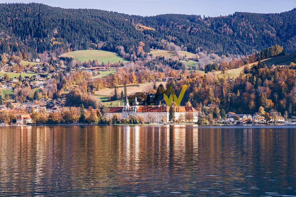 Herbstlicher Blick auf das Bräustüberl am Tegernsee | Das Bild zeigt das ehemalige Kloster Tegernsee, das heute als Herzogliches Schloss Tegernsee bekannt ist. Es liegt am Ostufer des Tegernsees in Bayern, etwa 50 km südlich von München. Das Schloss war ursprünglich eine Benediktinerabtei, die im Jahr 746 gegründet wurde. Nach der Säkularisation wurde es im 19. Jahrhundert zur Sommerresidenz von König Maximilian I. Joseph und seiner Familie, den Wittelsbachern.  - Realisiert mit Pictrs.com