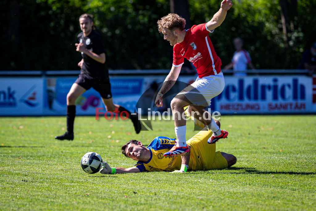 SV Raisting gegen SV Waldeck-Obermenzing München | Fußball Herren Bezirksliga Oberbayern Süd 2025/26 7. Spieltag, SV Raisting gegen SV Waldeck-Obermenzing München, 20250831,Torchance Christoph SEIZINGER (SV Waldeck-Obermenzing München 16), Torwartaktion, 2025-08-31 in Raisting (Raiffeisen Arena Raisting), Christoph SEIZINGER (SV Waldeck-Obermenzing München 16), Urban SCHAIDHAUF (SV Raisting Torwart 1), Copyright: WolfgangxLindner www.foto-lindner.de