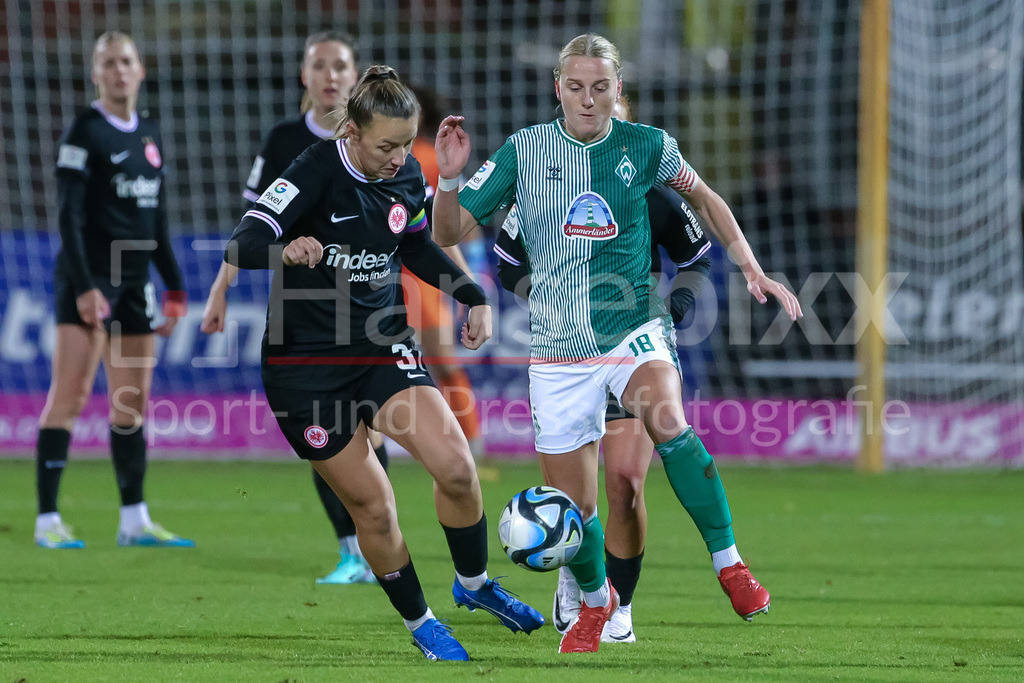 Fussball, Google Pixel Frauen-Bundesliga, SV Werder Bremen - Eintracht Frankfurt | v.li.: Tanja Pawollek (Eintracht Frankfurt, 31) und Lina Hausicke (SV Werder Bremen, 18) im Zweikampf, Duell, Dynamik, Aktion, Action, Spielszene, DIE DFB-RICHTLINIEN UNTERSAGEN JEGLICHE NUTZUNG VON FOTOS ALS SEQUENZBILDER UND/ODER VIDEOÄHNLICHE FOTOSTRECKEN. DFB REGULATIONS PROHIBIT ANY USE OF PHOTOGRAPHS AS IMAGE SEQUENCES AND/OR QUASI-VIDEO.