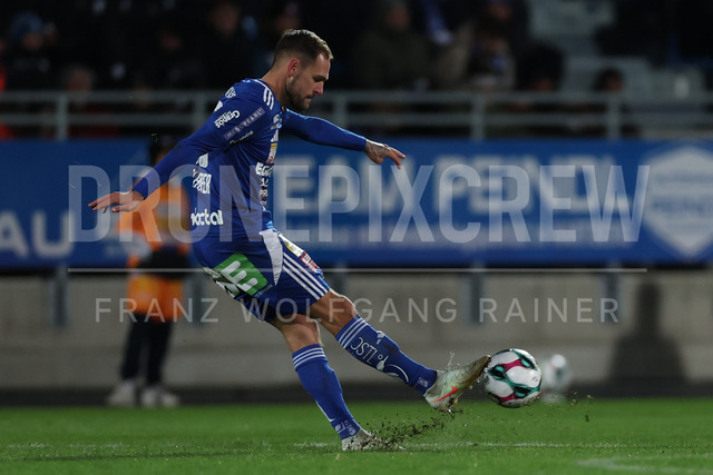 TSV Egger Glas Hartberg vs SV Oberbank Ried – Austrian Bundesliga Match | The image shows Lukas Spendlhofer (Hartberg) by a kick, at the Bundesliga match TSV Hartberg vs SV Ried at Profertil Arena Hartberg. 22.11.2025