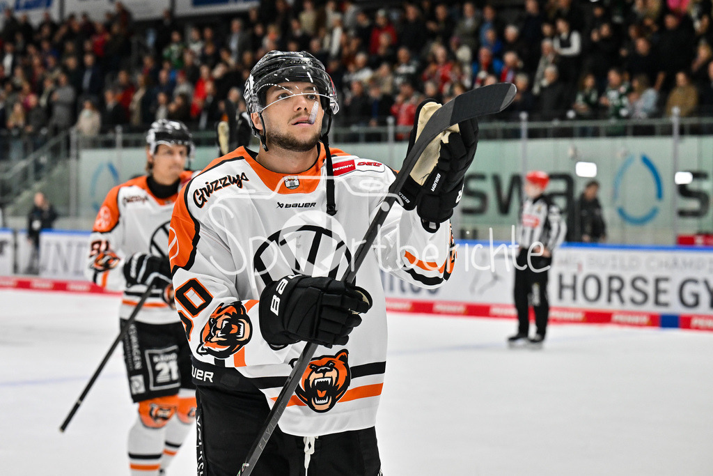Augsburger Panther - Grizzlys Wolfsburg | Die Spieler der Grizzlys bedanken sich bei den mitgereisten Fans / DEL: Augsburger Panther - Grizzlys Wolfsburg; Curt Frenzel Stadion am 10.10.2025 / Julius RAMOSER (Grizzlys Wolfsburg 50)