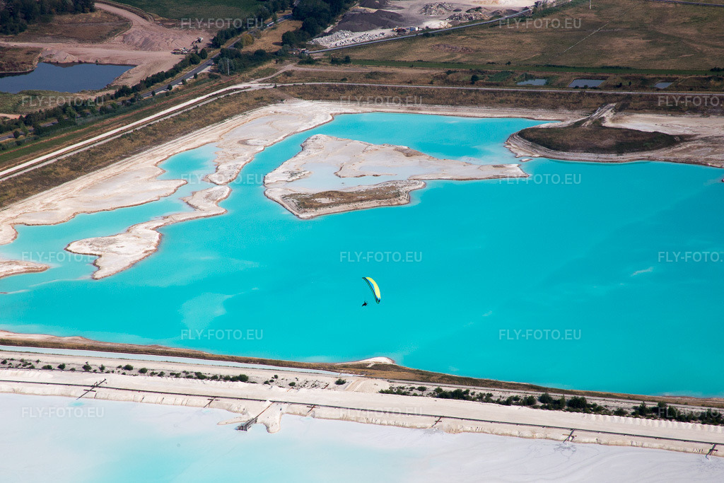 Vue aérienne: Marais à sel bruns et blancs pour la production de sel à Rosières-aux-Salines dans le département Meurthe et Moselle, France. Photo: IMG_083147.jpg prise le 11/07/2015 par Werner Riehm/FLY-FOTO.euRésolution de l'original: 5472 x 3648 px