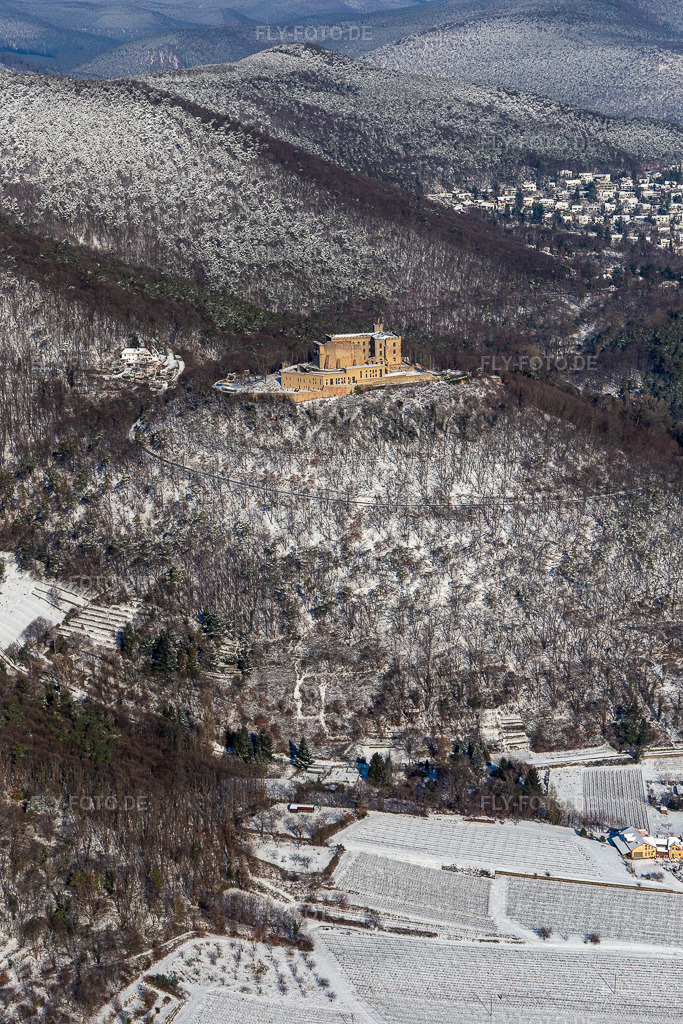 Luftbild: Winterluftbild im Schnee des Hambacher Schloß im Ortsteil Diedesfeld in Neustadt im Bundesland Rheinland-Pfalz in Deutschland. Foto: IMG_124572.jpg vom 11.02.2021 durch Werner Riehm/FLY-FOTO.de