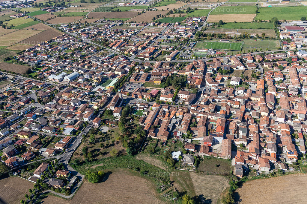 Vue aérienne: Vue de la ville à Sergnano dans le département Cremona, Italie. Photo: IMG_134384.jpg prise le 18/09/2022 par Werner Riehm/FLY-FOTO.eu – Résolution de l'original: 5191 x 3461 px