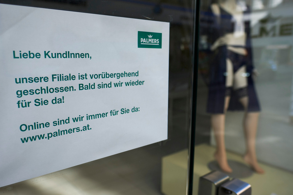 geschlossene Palmersfiliale mit Puppe | Wien, Austria - April 07, 2020: Fotografische Eindrücke auf dem Weg von Floridsdorf zum Stephansplatz während der Corona-Krise; geschlossene Palmersfiliale mit Puppe. - Realisiert mit Pictrs.com