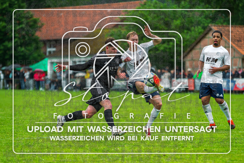 Final Kreispokal HK - Germania Walsrode vs. TSV Wietzendorf | Esben Krumwiede (TSV Wietzendorf #6), Oskar Maxim Lenz (Germania Walsrode #21); Finale Kreispokal HK - Germania Walsrode vs. TSV Wietzendorf am 07.06.2026 in Sportplatz Alter Schulweg, Schülern - Realisiert mit Pictrs.com