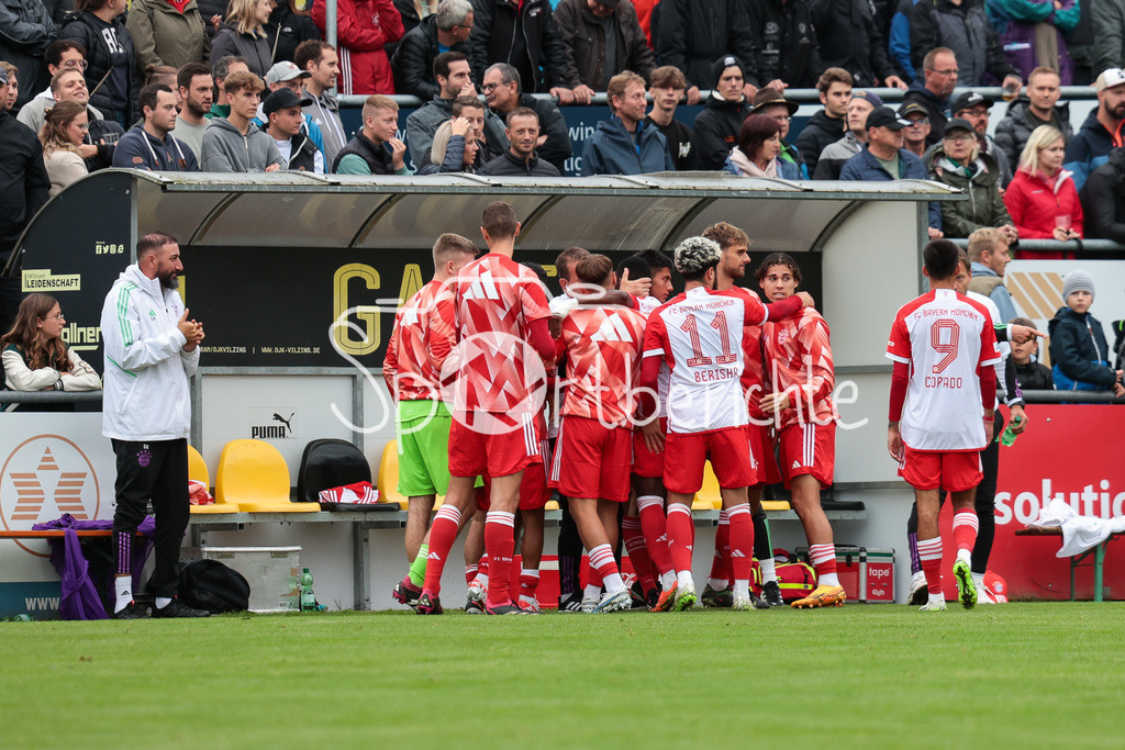 DJK Vilzing - FC Bayern Amateure | Jubel nach dem Treffer zum 0-1 durch Desire SEGBE AZANKPO (FCB 34) / Freude / Tor / Torschuetze