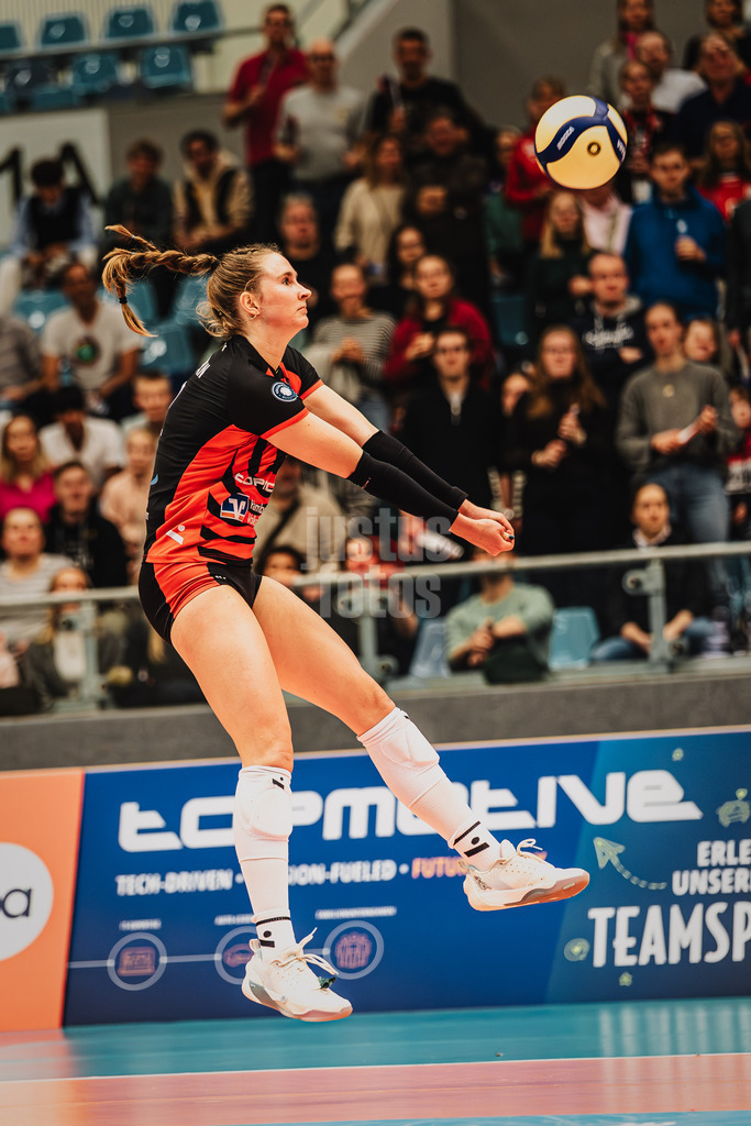 Volleyball | Frauen | Saison 2025/2026 | Volleyball Bundesliga | ETV Hamburger Volksbank Volleys vs. Dresdner SC | 15.11.2025 | Hannah Ammerman (#12, ETV Hamburger Volksbank Volleys) nimmt den Ball an