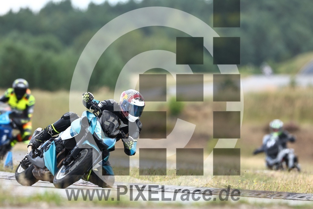 0011-20240805_03233 | Schöne Erinnerungen an spannende Momente - das festzuhalten ist unser Job. PIXELrace.de ist seit 2003 auf den Rennstrecken Europas unterwegs um die Action draußen beim Fahren und die wunderbare Stimmung imm Fahrerlager für euch einzufangen.