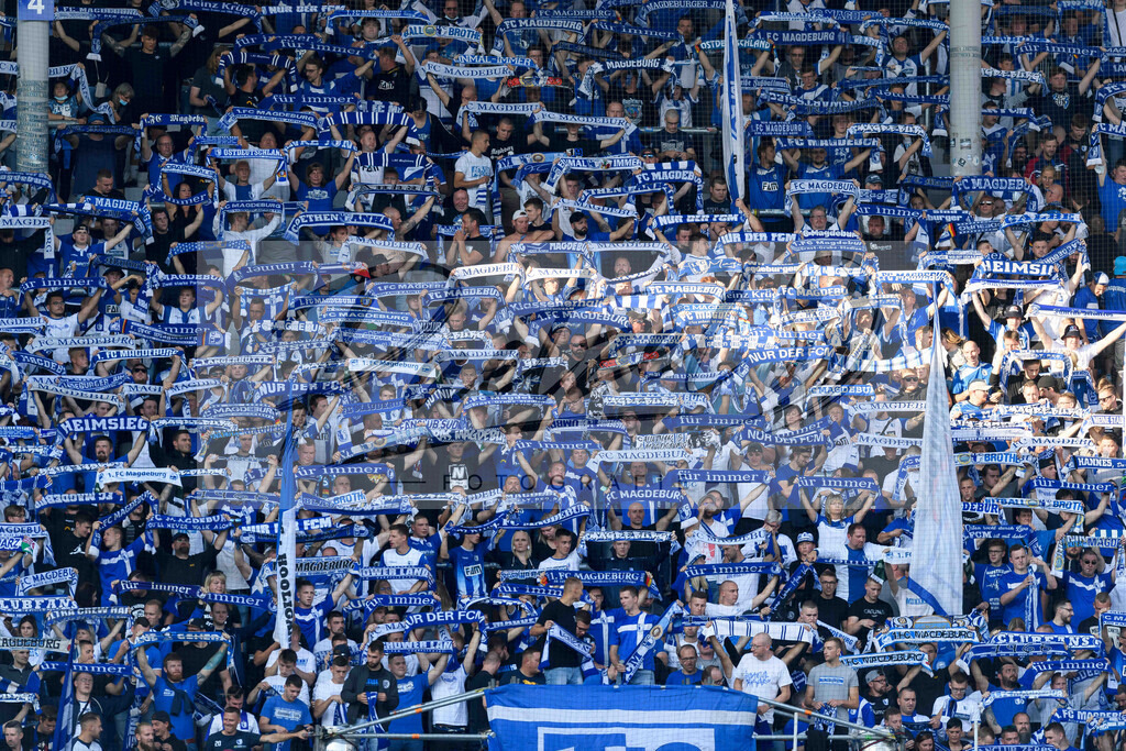 FCMFCK20210904_109 | Fussball, Herren: . Fans vom 1. FC Magdeburg beim Spiel der 3. Liga zwischen 1. FC Magdeburg und 1. FC Kaiserslautern in der MDCC-Arena am 04.09.2021 in Magdeburg, Deutschland.DFB / DFL REGULATIONS PROHIBIT ANY USE OF PHOTOGRAPHS AS IMAGE SEQUENCES AND/OR QUASI-VIDEO. - Realisiert mit Pictrs.com