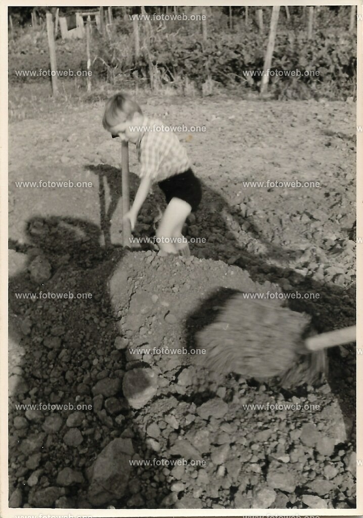 Arbeiten schadet nicht_ man kann es spielerisch erlernen. |   Schon in frühen Jahren, konnte man mit den Großeltern im Garten Helfen - Realisiert mit Pictrs.com