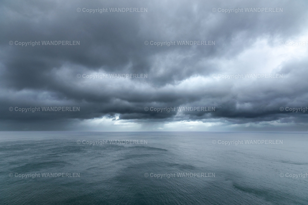 Seascape I | Schwer und dunkel hängen die Sturmwolken über dem Wasser, als würde der Himmel das Meer unter sich zusammenpressen. Darunter dehnt sich die See in weiten, bewegten Flächen, mal stahlgrau, mal von einem fahlen Schimmer durchzogen, und lässt die Naturgewalten fast hörbar werden. Die Weite des Horizonts und die Wucht der Wolken verschmelzen zu einem Motiv von rauer Schönheit.Als großformatige Leinwand entfaltet das Bild seine volle Präsenz. Die tiefen Tonwerte, die dramatische Lichtführung und die spürbare Kraft der Szene verleihen jedem Raum Charakter und Tiefe. - Realisiert mit Pictrs.com