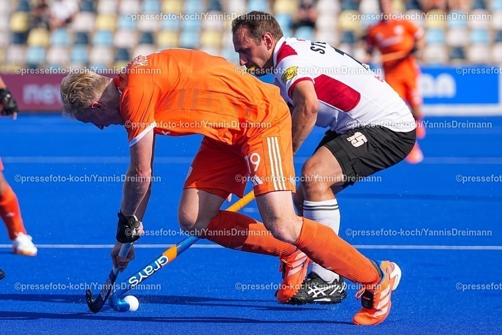 xydrx12082503008 | 12.08.2025, xydrx, Herren EuroHockey Championship 2025, Gruppenphase, Gruppe A, Niederlande - Österreich, Sparkassenpark Mönchengladbach: Tjep Hoedemakers (NED #19) im Zweikampf gegen Florian Steyrer (AUT #15)