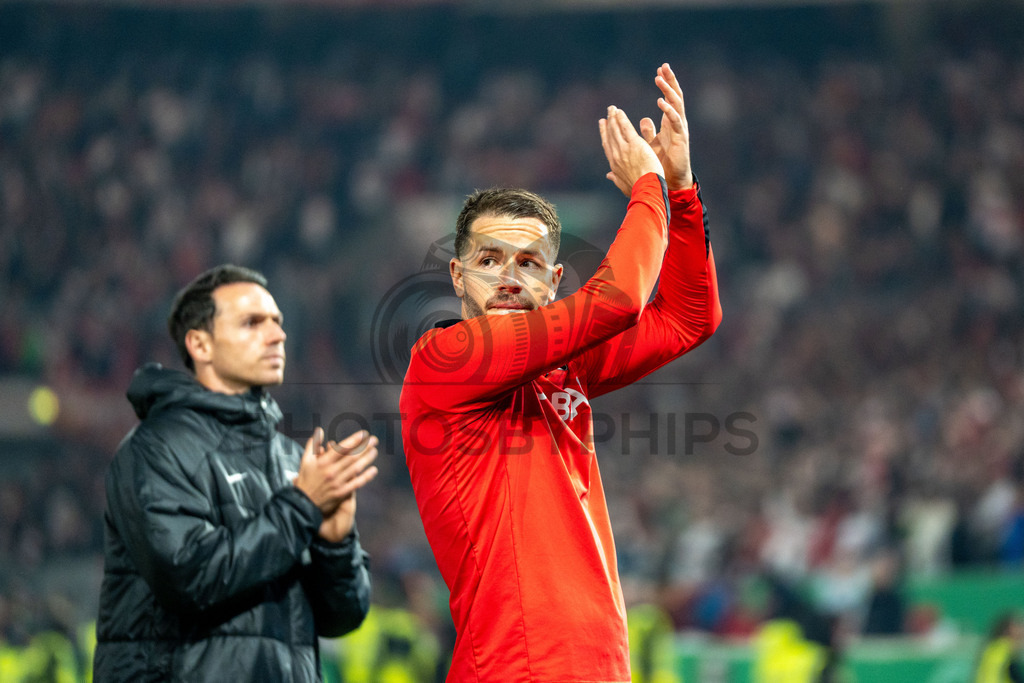 VfB Stuttgart vs. SC Freiburg, Fussball, DFB-Pokal, Halbfinale, 23.04.2026 | Christian Guenter (SC Freiburg, #30) bedankt sich bei den Fans,VfB Stuttgart vs. SC Freiburg, Fussball, DFB-Pokal, Halbfinale, 23.04.2026DFB regulations prohibit any use of photographs as image sequences and/or quasi-video