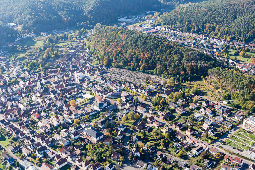 Ortsansicht | Luftbild: Ortsansicht in Dahn im Bundesland Rheinland-Pfalz in Deutschland. Foto: IMG_103974.jpg vom 14.10.2017 durch Werner Riehm/FLY-FOTO.de - Realisiert mit Pictrs.com