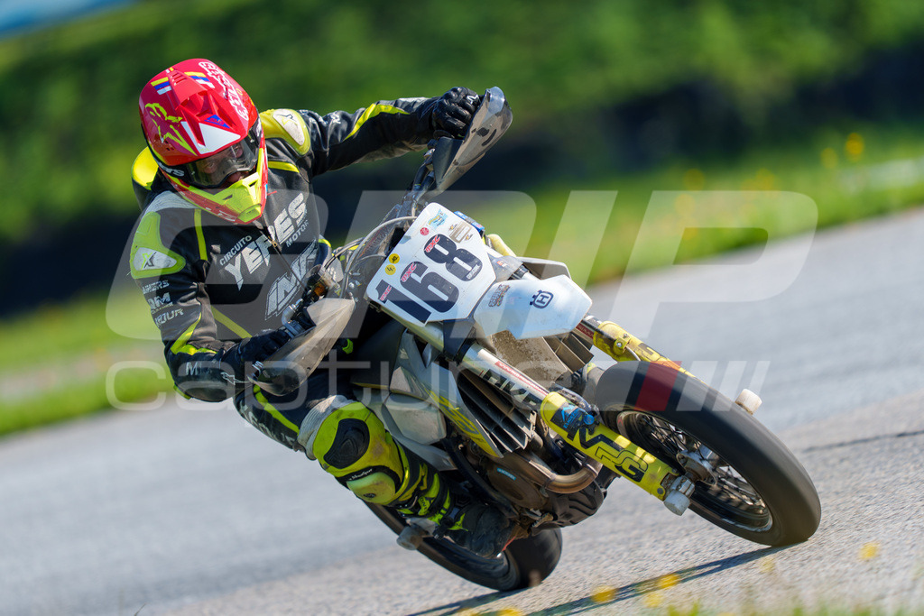 SuperMoto_Staatsmeisterschaft_Greinbach_071 | GRIPcapture steht für authentische Sportfotografie in Österreich – für Momente, die mehr sind als Geschwindigkeit oder Ergebnis. Es geht um Emotion, Spannung, Fokus und den Augenblick, der oft nur einen Wimpernschlag dauert.Ob Motorsport, Teamsport oder 