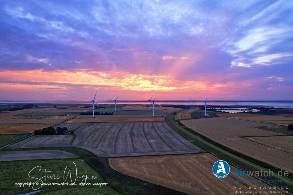 Windpark - Simonsberg | Entdecken Sie atemberaubende Luftbilder und Fotografien auf airwatch.de - Tauchen Sie ein in eine Welt voller faszinierender Aufnahmen aus der Vogelperspektive.