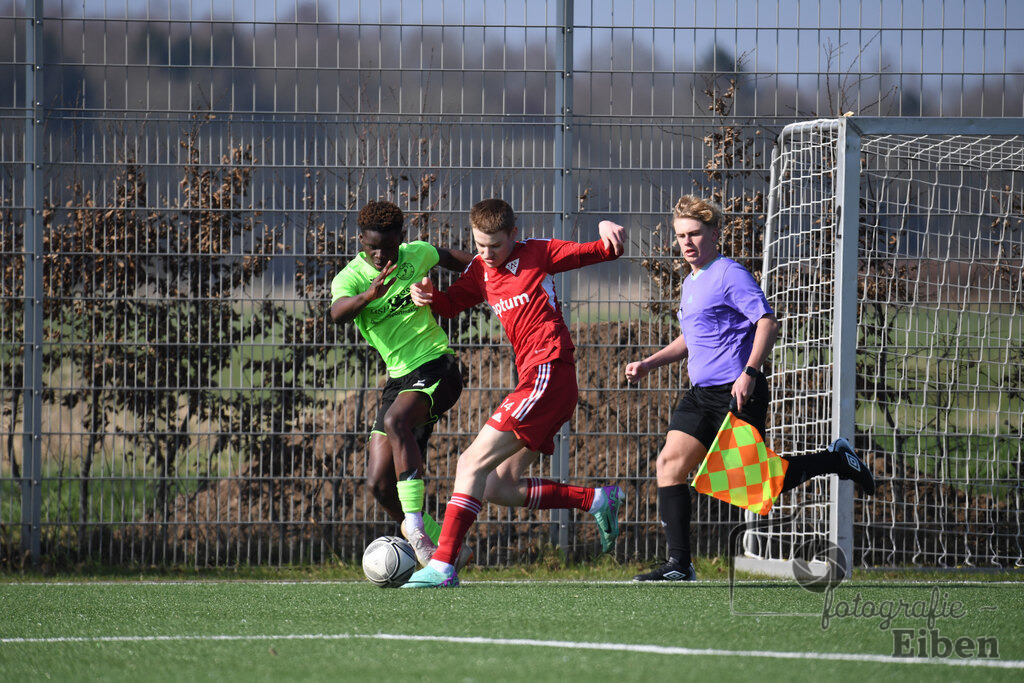 JFV Edewecht-TSV Bemerode U15 | C-Jugend Niedersachsenliga; JFV Edewecht (grün)-TSV Bemerode U15 (rot) am 09.03.2024; in Edewecht (Sportpark Göhlenweg), Photo: Philip Eiben 2024 - Realisiert mit Pictrs.com