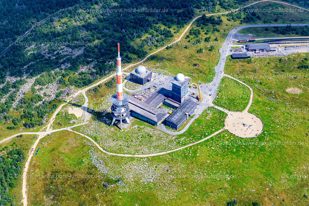 Brocken_ELS_3365060824 | WERNIGERODE 06.08.2024 Funkturm und Sendeanlage auf der Kuppe des Brocken im Harz in Schierke im Bundesland Sachsen-Anhalt, Deutschland. Weiterführende Informationen bei: DFMG Deutsche Funkturm GmbH,  Deutscher Wetterdienst DWD. // Radio tower and transmitter on the crest of the mountain range Brocken in Harz in Schierke in the state Saxony-Anhalt, Germany. Further information at: DFMG Deutsche Funkturm GmbH,  Deutscher Wetterdienst DWD. Foto: Martin Elsen