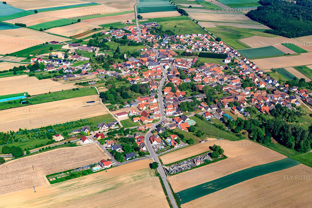Vue aérienne: Vue de la ville depuis l'est à Salmbach dans le département Bas Rhin, France – .Photo: IMG_131731.jpg prise le 22/05/2022 par Werner Riehm/FLY-FOTO.eu – Résolution de l'original: 4938 x 3292 px