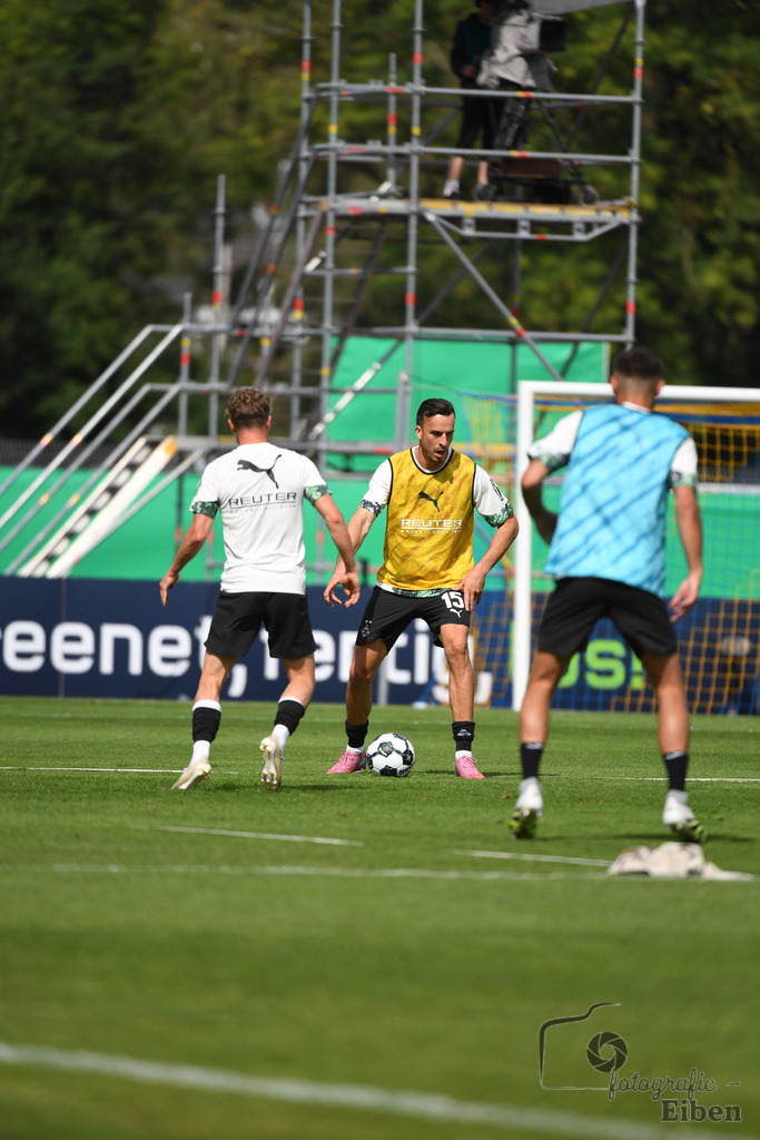 SV Atlas-Delmenhorst-Borussia Mönchengladbach | DFB-Pokal 1. Runde;SV Atlas Delmenhorst (gelb)-Borussia Mönchengladbach (schwarz) am 17.08.2025 in Oldenburg (Marschweg-Stadion), Photo: Philip Eiben 2025 - Realisiert mit Pictrs.com