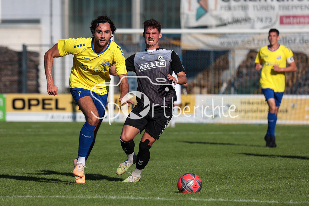 FC Pipinsried - SV Wacker Burghausen | Kevin GUTIA (FCP #7) im Duell mit Dennis SCHMUTZ (SVW #7)