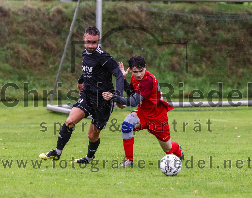 2023-08-27_040_TSV_Steinhoering_gegen_FC_Ebersberg | Steinhöring, Deutschland, 27.08.2023:
Fußball, Kreisklasse 2023 / 2024, 2. Spieltag, TSV Steinhöring gegen FC Ebersberg, Endergebnis: 2:0

Maximilian Mader (TSV Steinhöring, #10), Jan Müller (FC Ebersberg, #11)

Foto: Christian Riedel / fotografie-riedel.net
