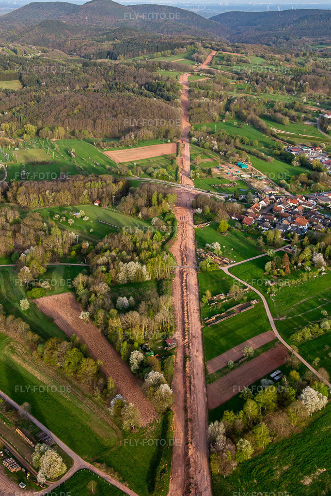 Luftbild: Schneise durch den Pfälzerwald zur Neuerrichtung des Teilstücks der Trans-Europa-Naturgas-Pipeline (TENP-III von den Niederlanden in die Schweiz) auf 51 km Länge zwischen Mittelbrunn und Klingenmünster im Ortsteil Gossersweiler in Gossersweiler-Stein im Bundesland Rheinland-Pfalz in Deutschland. Foto: IMG_140132.jpg vom 11.04.2024 durch Werner Riehm/FLY-FOTO.de