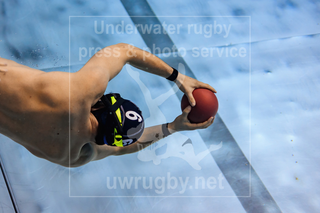 Herren-Nationalmannschaftslehrgang in Krefeld | Unterwasser-Rugby-Spieler mit Ball - Realisiert mit Pictrs.com